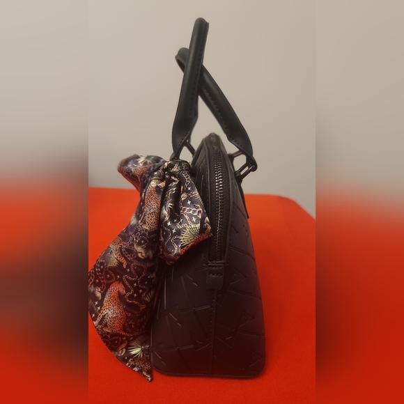 Aldo Black Embossed Handbag – Elegance Meets Sophistication - Picture 4 of 9